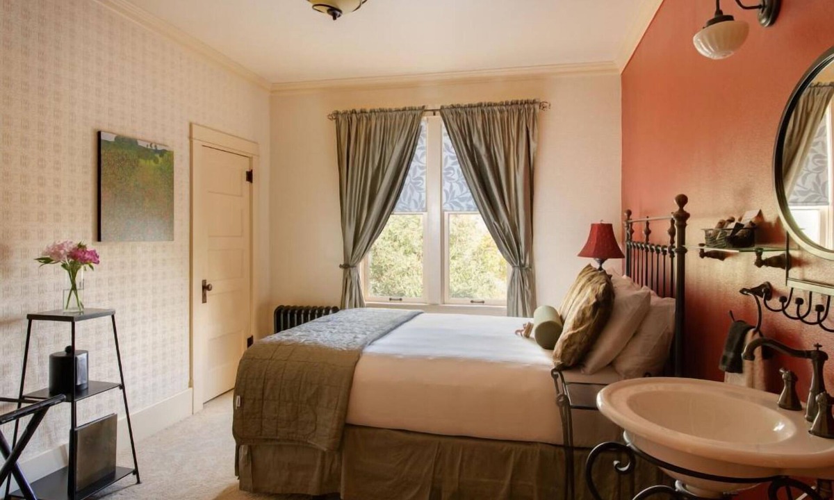 Cody Hotel | 2 Relaxing Units Near Cody Night Rodeo & Yellowstone Park Entrance w/Breakfast!