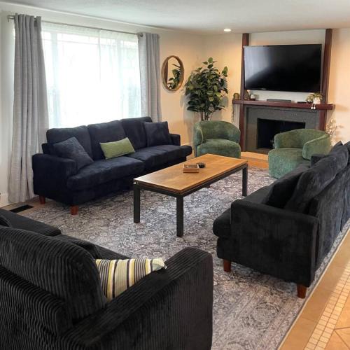 South Jordan House | 2 whole houses, Fire pit, Game room, feel at home.
