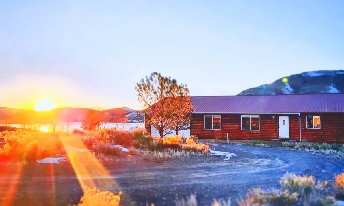 Minersville House | 3 bed 2 bath fully stocked Home on the lake