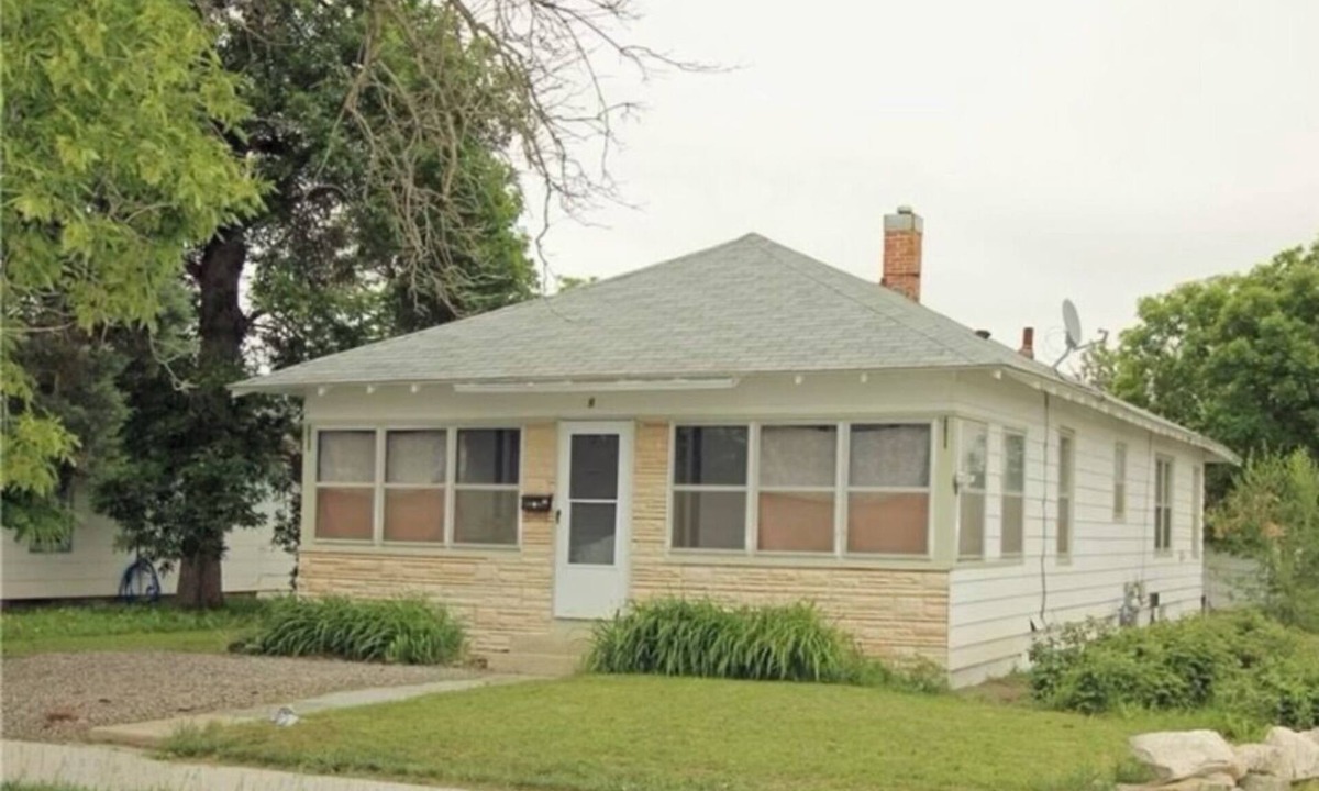 Laurel House | 3-bedroom house in Laurel with AC,conveniently located, parking, and more