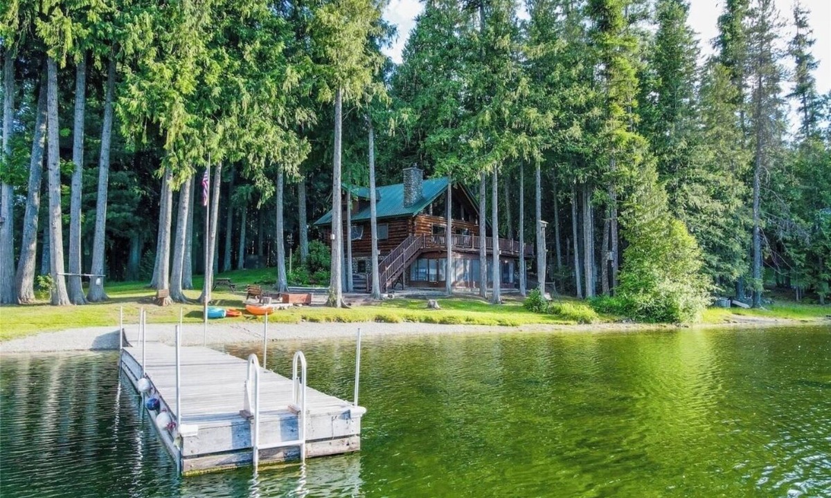 Troy Cabin | 3-Story Lake-Front Log Home with Private Beach Access on Bull Lake, MT