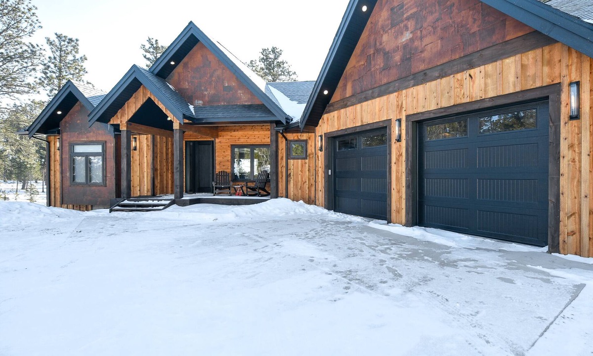 Lead Cabin | 5 En Suites for all Bedrooms! , 3720 Sq. Ft., Hot Tub, Fully Custom! Clubouse