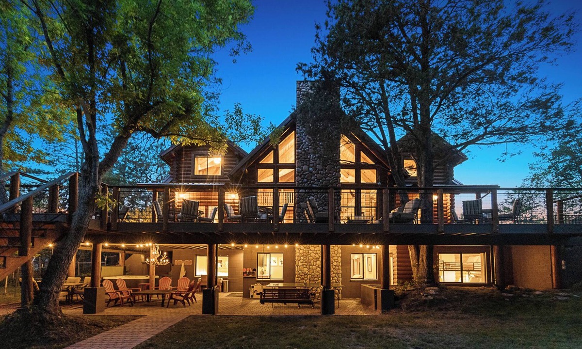 Whispering Pines Cabin | 9BR Luxury Verde River Compound/Hot Tub, Pizza Oven, Game Room, Bar & Fire Pit