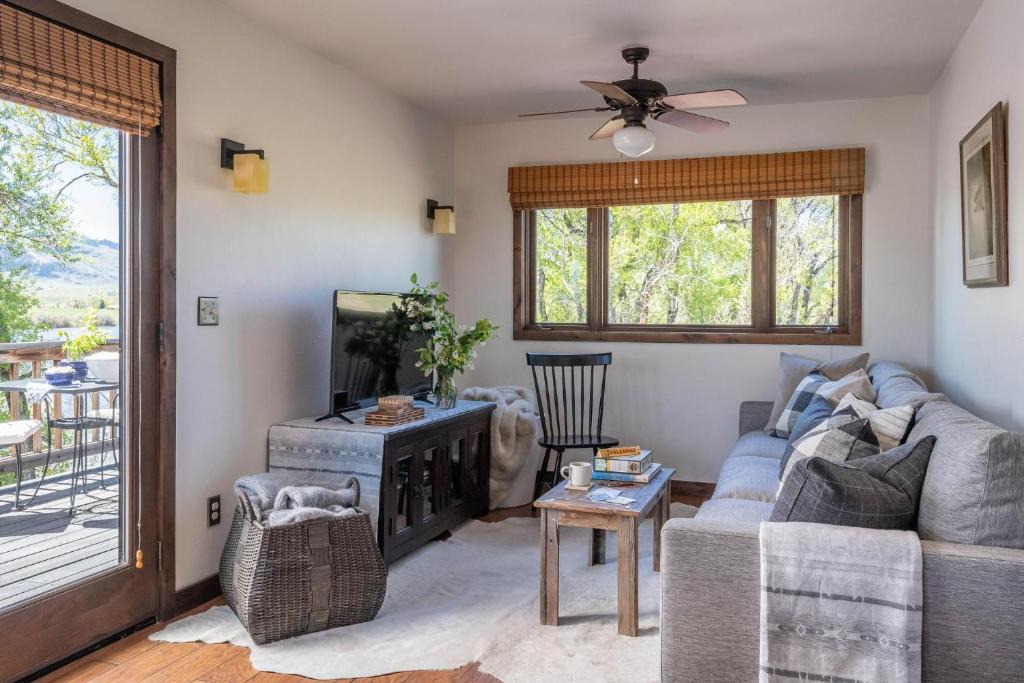 Emigrant House | A Beautiful Montana Suite on Yellowstone River