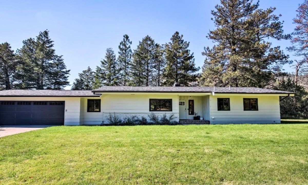 Missoula House | A charming riverfront 3-bedroom house bordering the Clark Fork River.