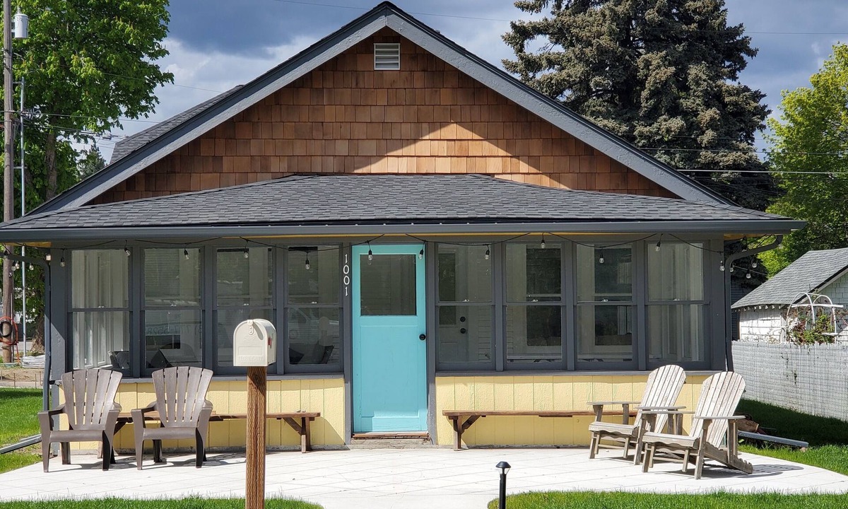 Garden District House | Adorable Downtown CDA Bungalow Charming 2-bedroom with AC, WiFi, Coeur d'Alene