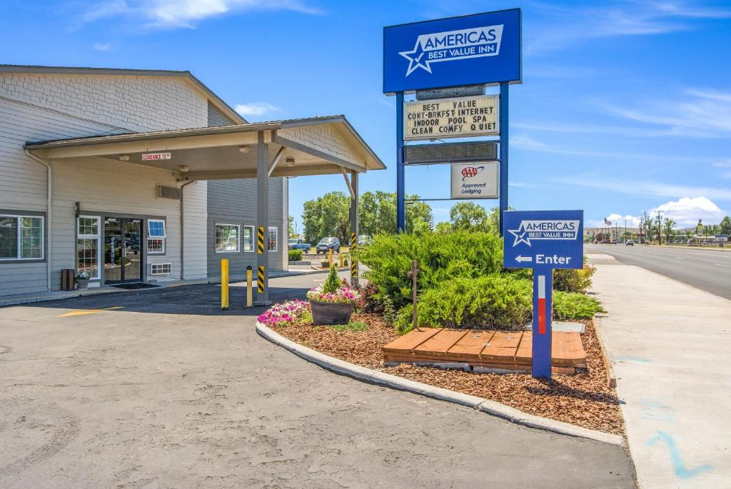Burns Hotel | Americas Best Value Inn Burns