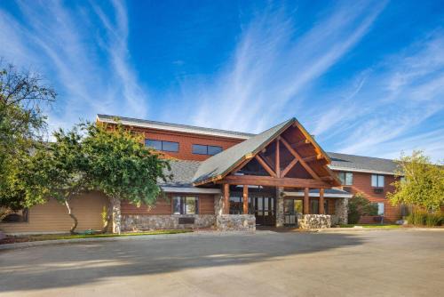 Chamberlain Hotel | AmericInn by Wyndham Chamberlain Conference Center