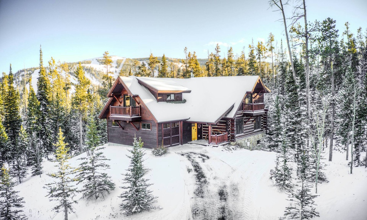 Powder Ridge House | Authentic Ski-in Ski-out Powder Ridge Log Cabin