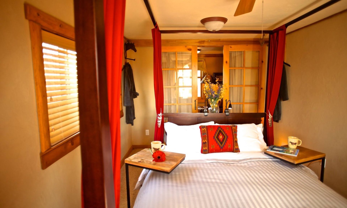 Livermore House | B&B Night Hawk Rm enjoy a true western experience with a sophisticated ambiance