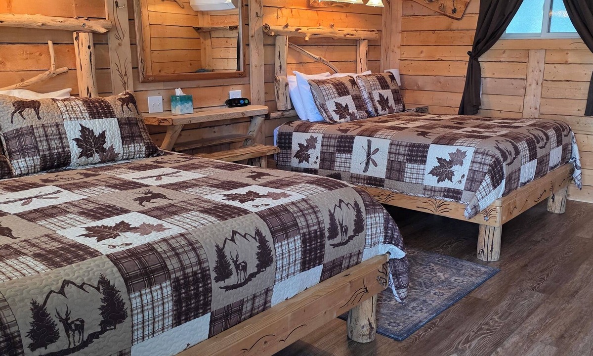 Cedaredge Cabin | Basecamp 1: King and Queen bed for a relaxed family stay at the Cedaredge Lodge