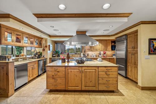 Steamboat Springs Apartment | Bear Claw 306 - True Ski-in Ski-out Access, Slope Views & Winter Shuttle!