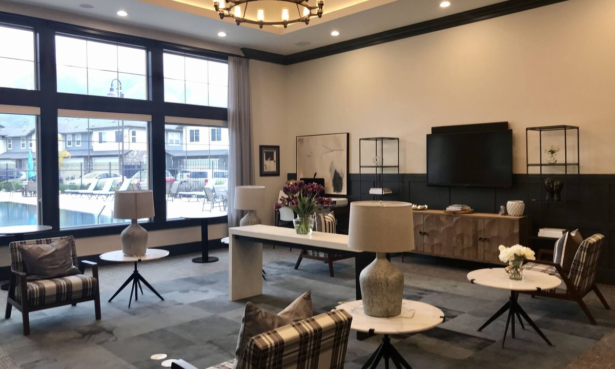 Draper Apartment | BEAUTIFUL CLEAN TOP FLOOR GETAWAY W/VIEWS!