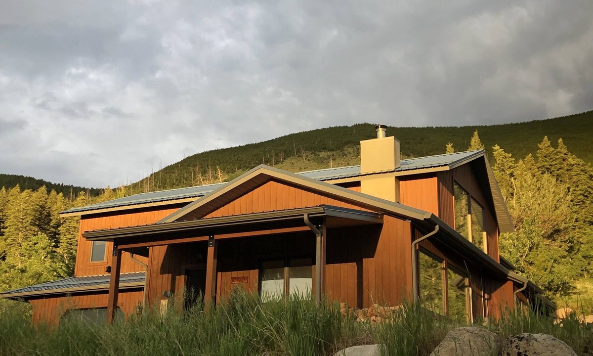 Roscoe House | Beautiful custom home in the Beartooth mountains. Horse friendly