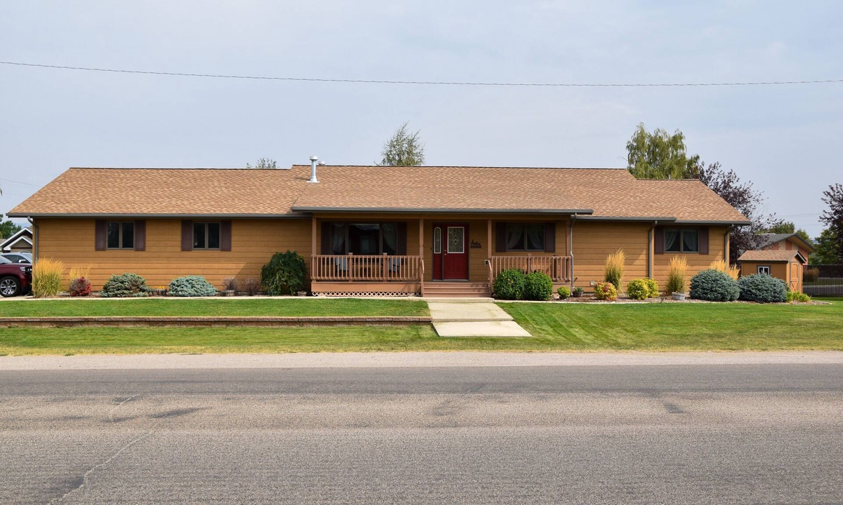 Lewistown House | Beautiful Spacious Home - Near Fergus High School