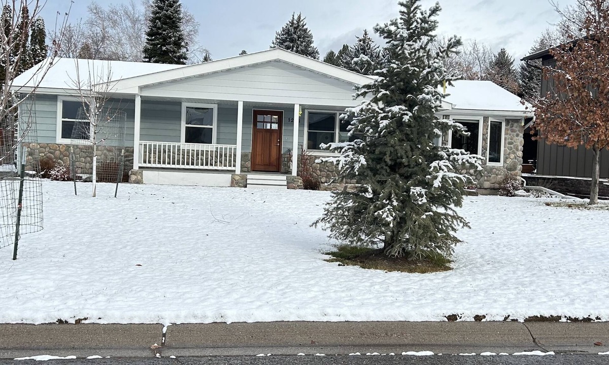 Upper Rattlesnake House | Beautiful Winter Wonderland