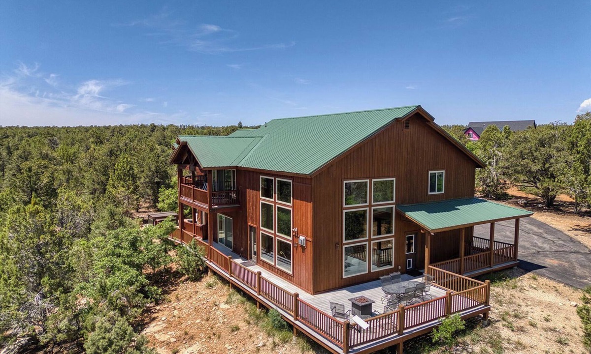 Zion National Park East Entrance Cabin | Best Views, Hot Tub, Game Room! 10 minutes to Zion