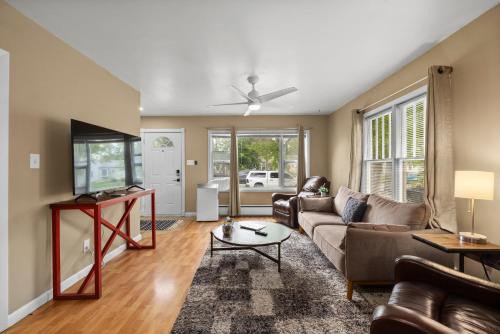 Central - Terry House | Billings Big Green Charming Retreat - Hot Tub - Games