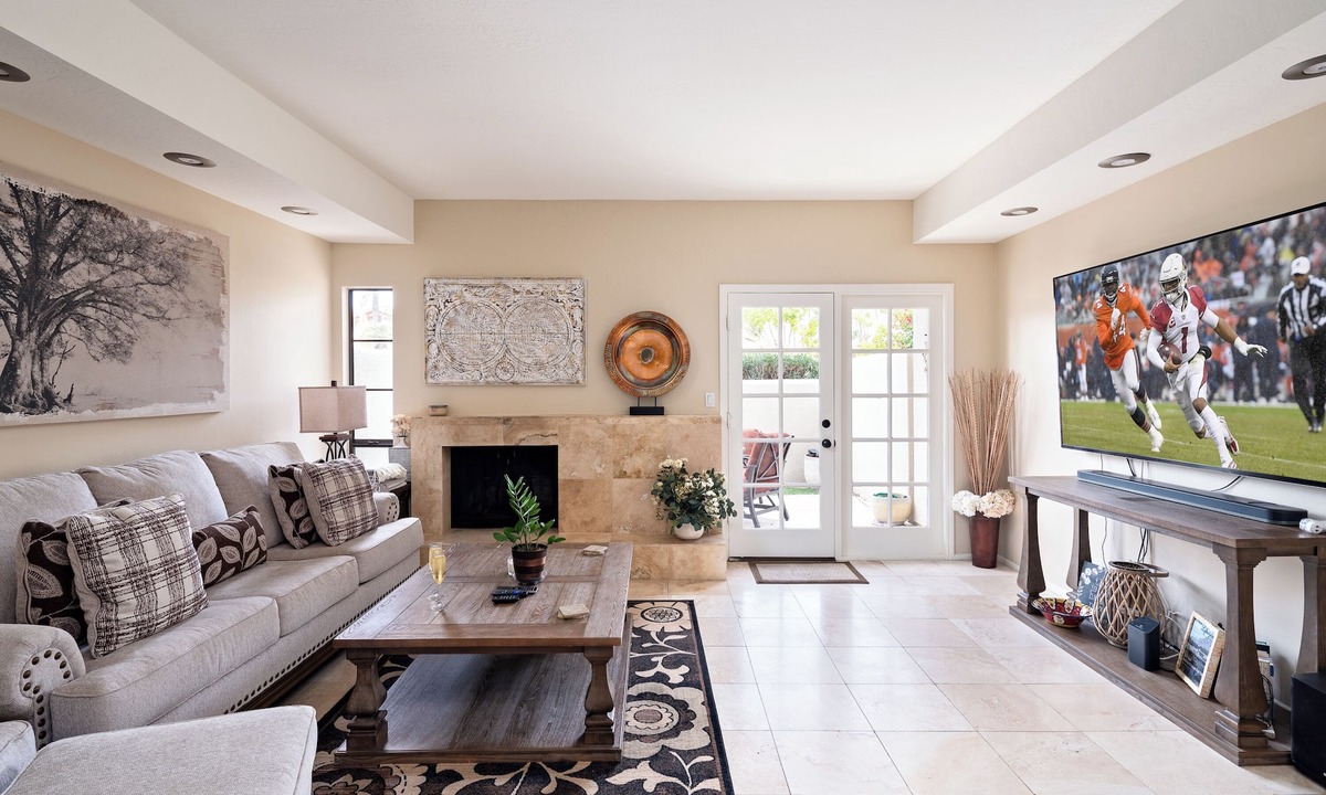 Biltmore Courts Cottage | Biltmore Bliss-pool-pickeball-gym-mountain Views