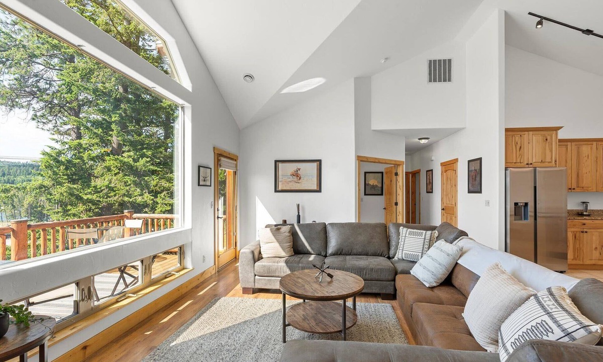 Somers Cabin | Blacktail Retreat | Close to Skiing & Glacier Park