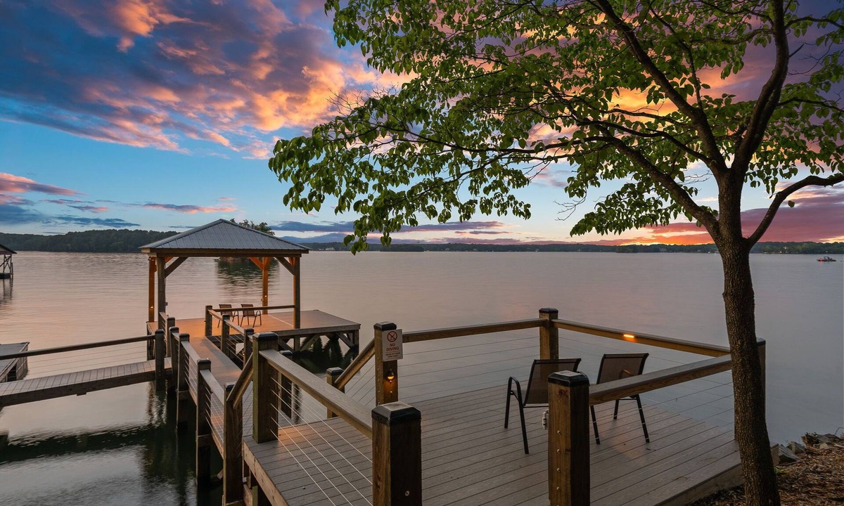 Mayhew House | Blue Heron Bliss by SoCharm | Waterfront Retreat