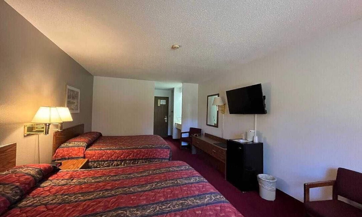 Boulder Junction Hotel | Boulder Bear Motor Lodge - Two Queen Beds 103 Front
