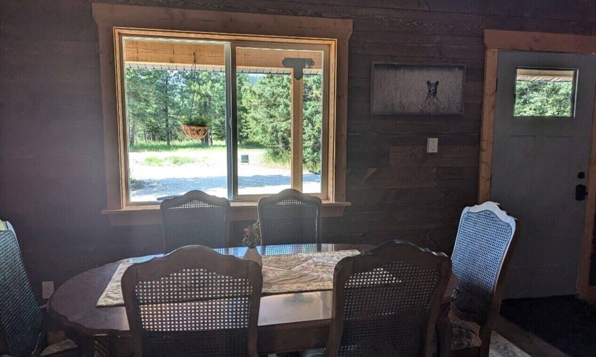 Lincoln Cabin | Brand new cabin in the woods, 5 minutes from Lincoln and the Blackfoot River.