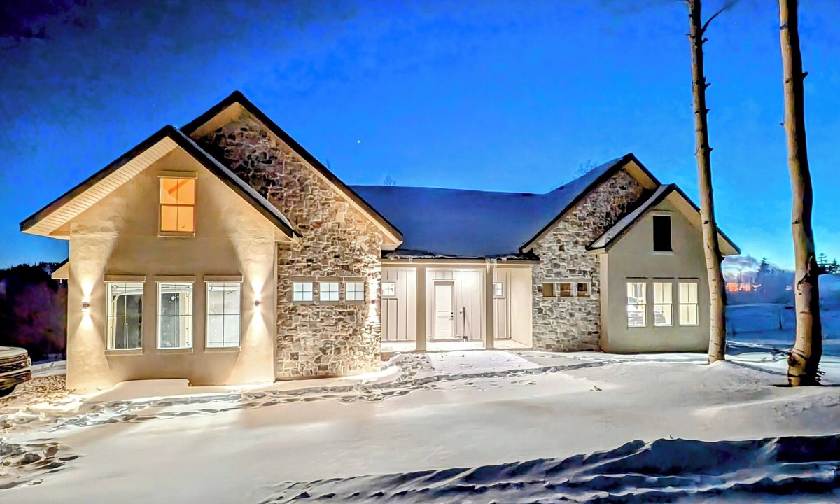 Beaver House | BRAND NEW Ski-In Ski-Out at Eagle Point Resort Utah - Sleeps 33 Comfortably!
