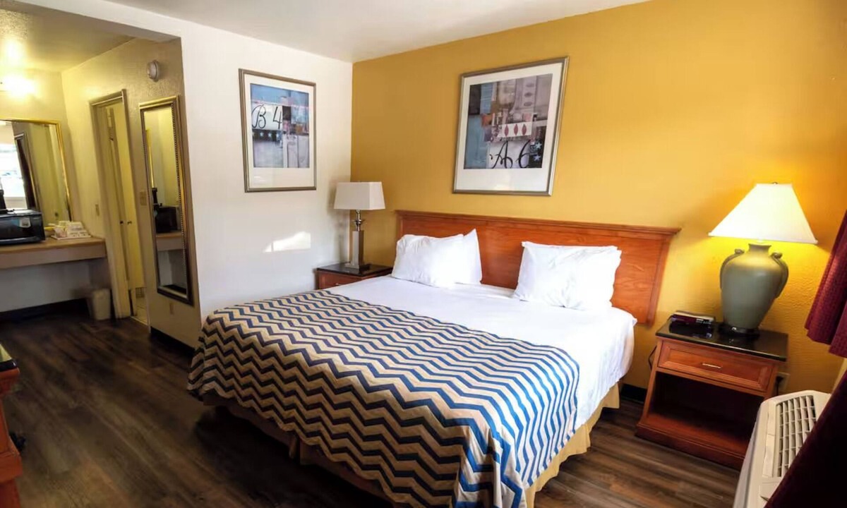 Pendleton Hotel | Budget Stay w/King Bed & Free Breakfast Perfect for Culture Trips in Pendleton