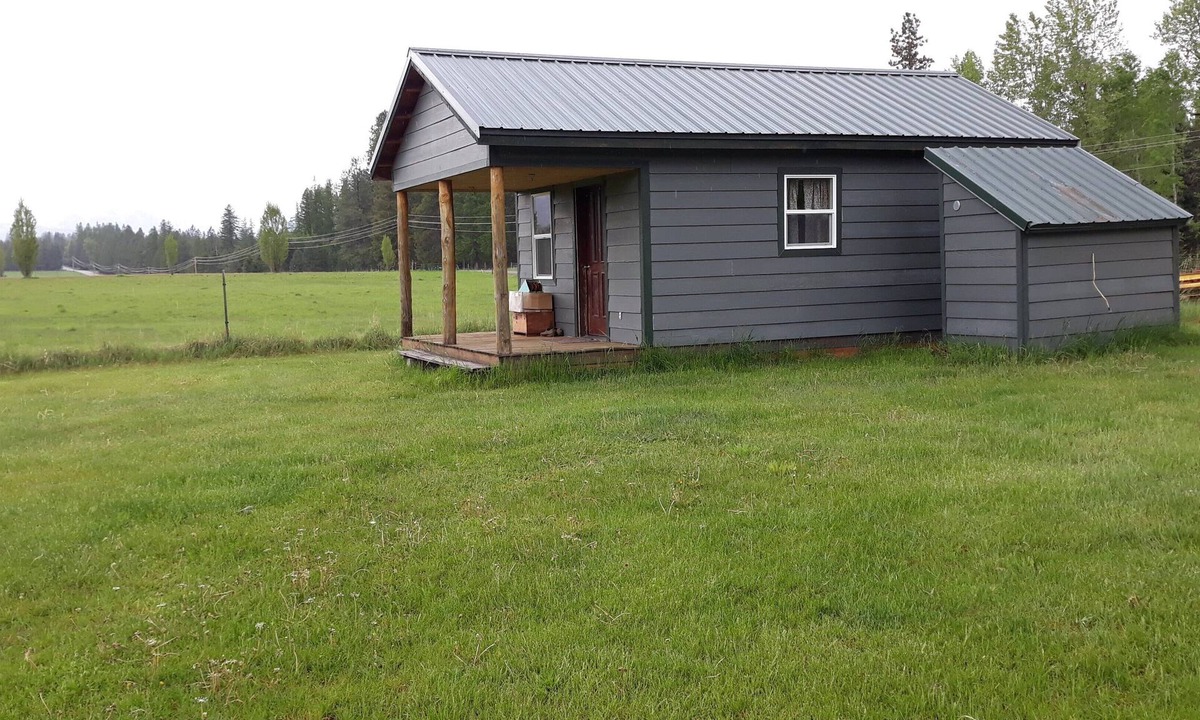Trout Creek Cabin | bunkhouse near farm animals