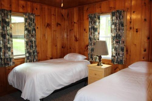 Deer River House | Cabin 1 - Cozy cabin 10 feet from the shore