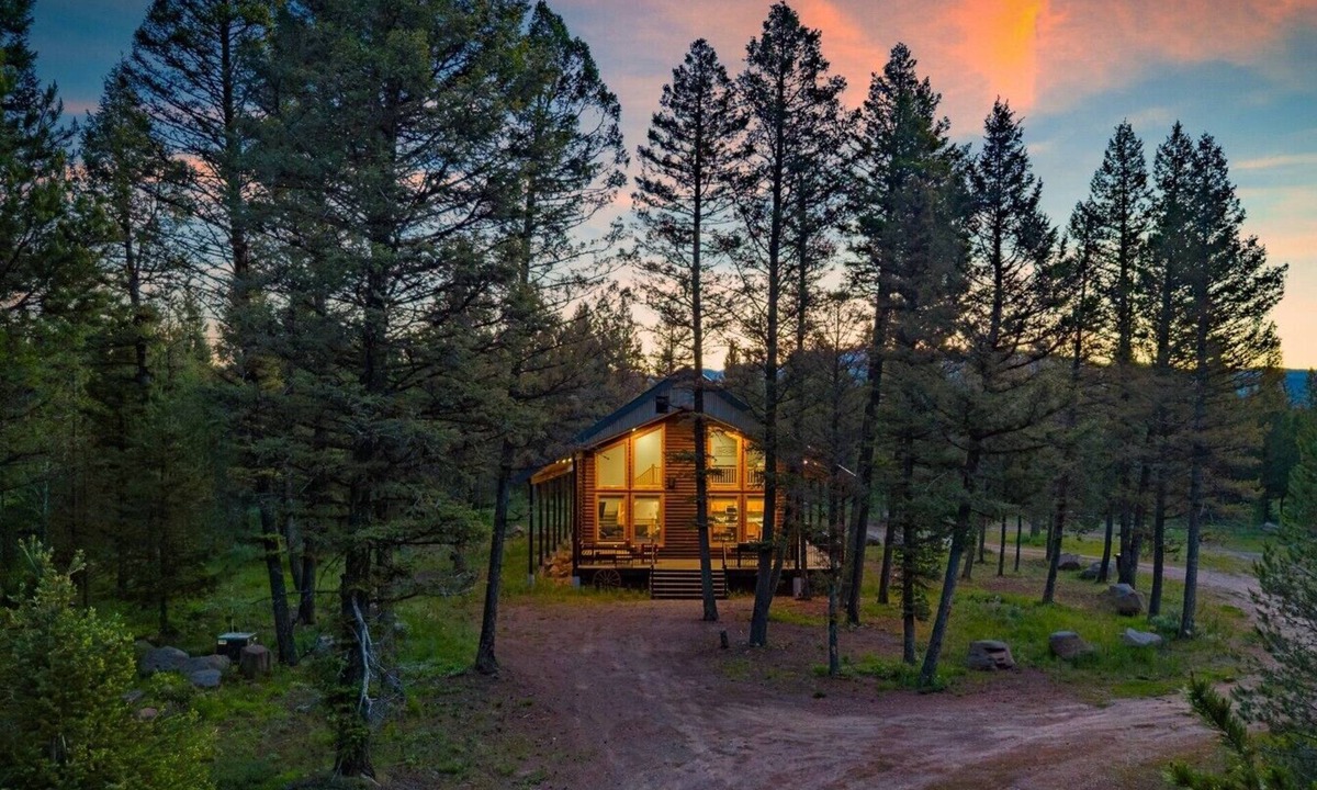 Island Park Cabin | Cabin on The Rocks | Luxe Cabin w/Hot Tub, Game Room, Frisbee Golf!