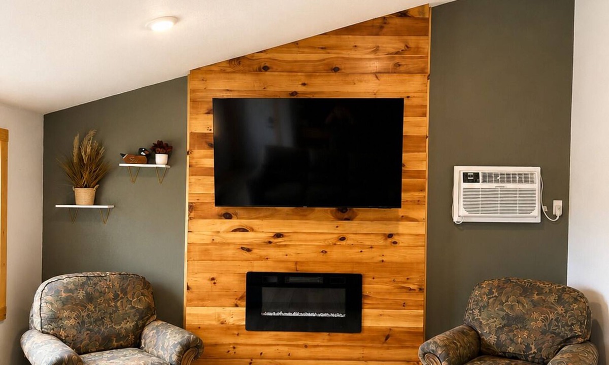 Hackensack House | Charming 2BR - Walkable Lake-Town Experience + Access to Water & Trails