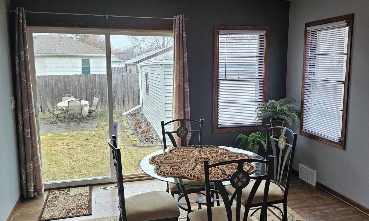Crystal House | Charming 3-bedroom house in serene Crystal with WiFi, AC, laundry room