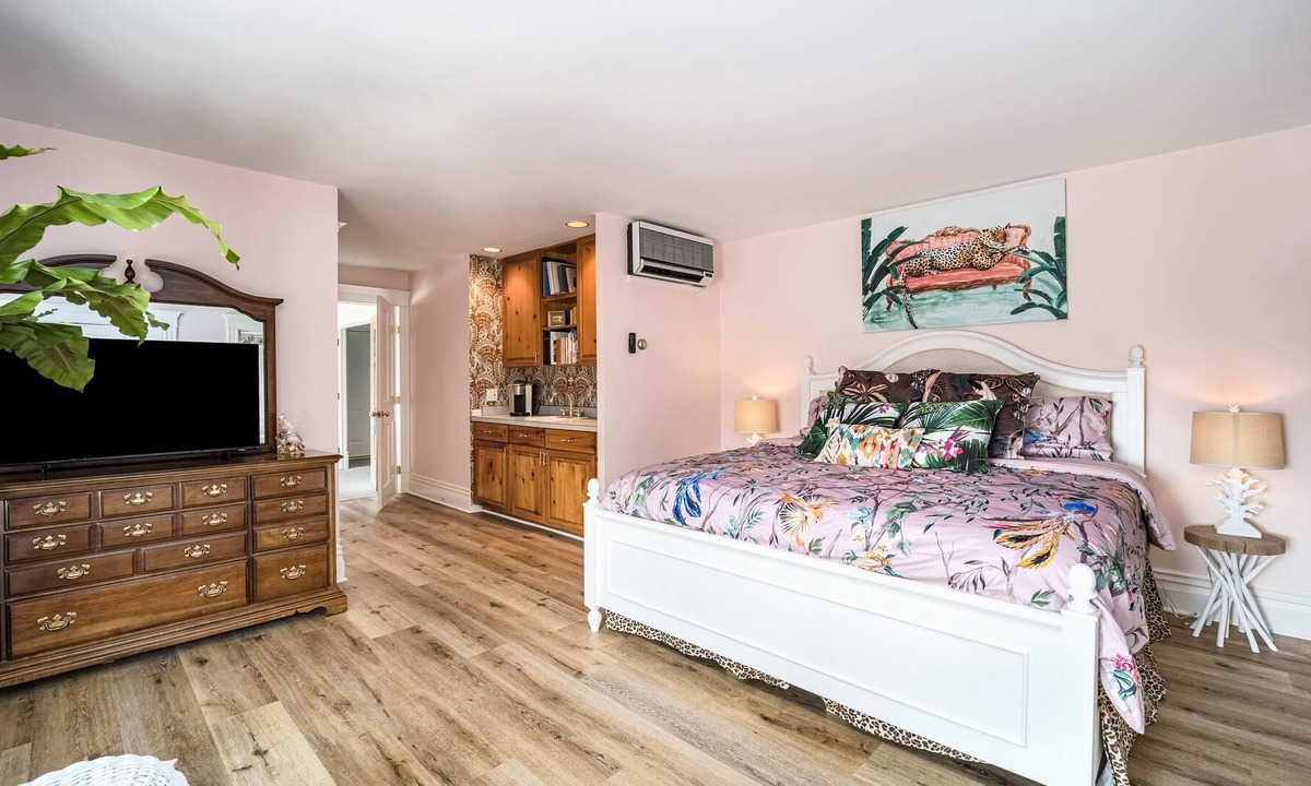 Harbor Springs Condo | Charming second-floor studio with a private washer/dryer & walkable location
