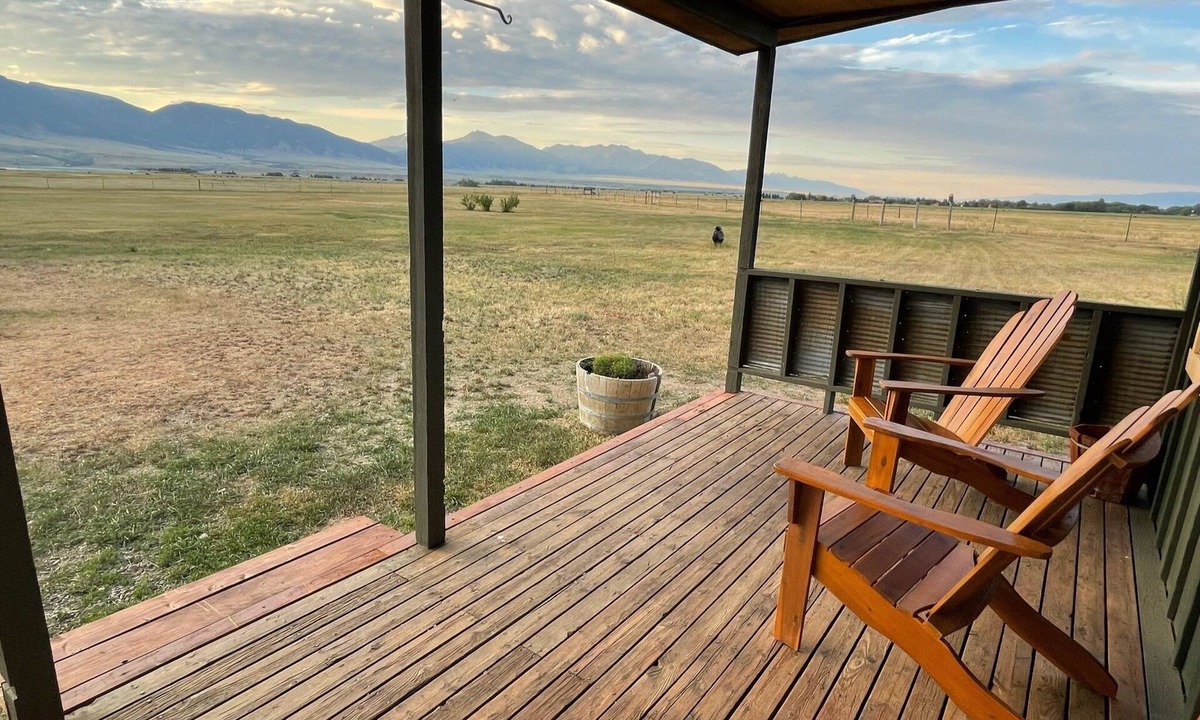 McAllister House | Comfortable modern home near Ennis Lake