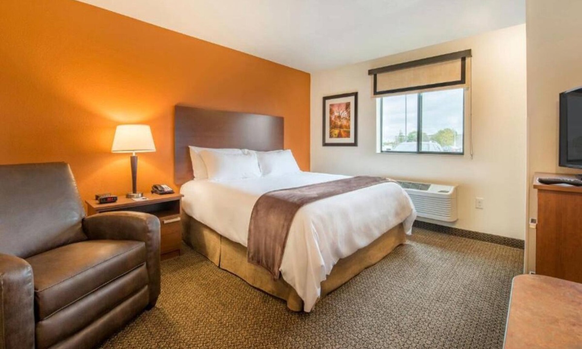 Jamestown Hotel | Comfy Room w/Kitchenette/Near Frontier Village