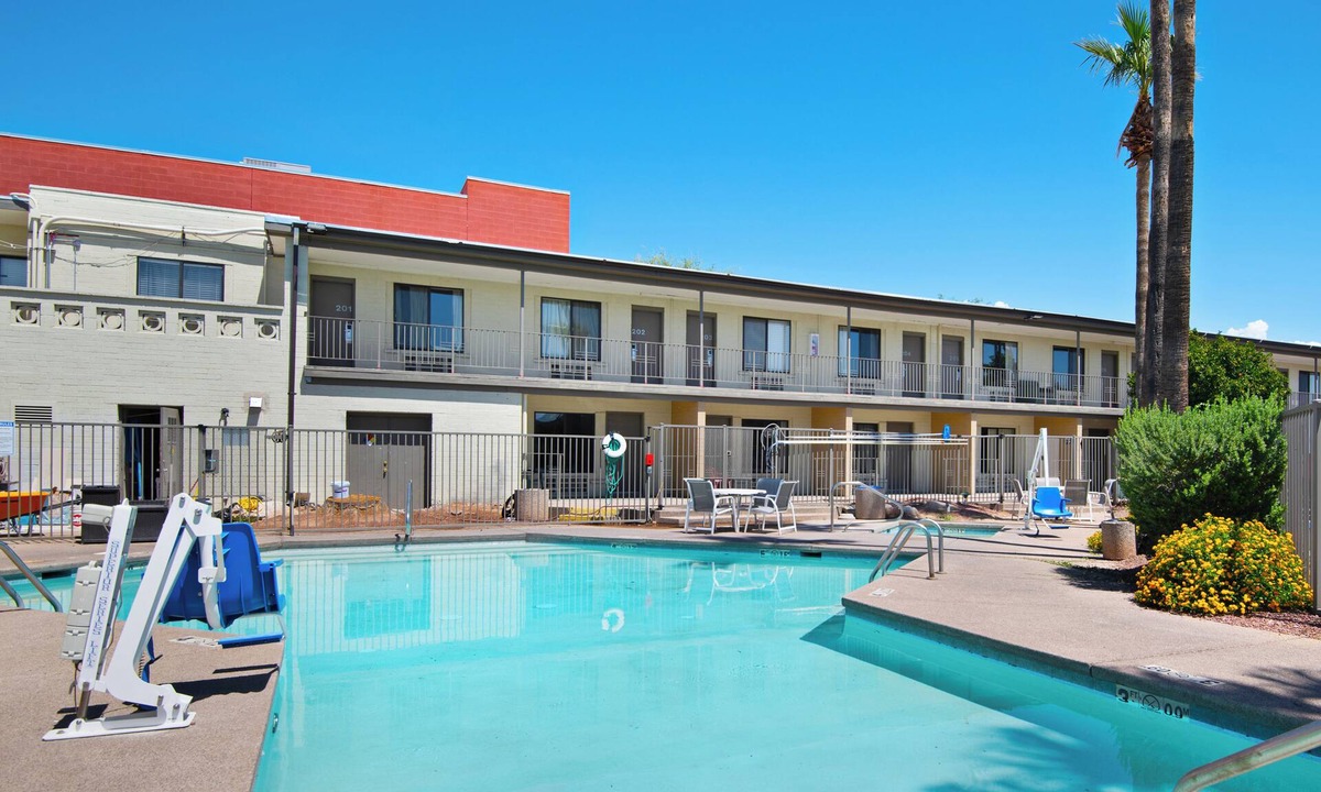 Feldman's Hotel | Convenient Stay Near UofA, 4th Avenue Shops, Restaurants & Breweries -4 Rooms