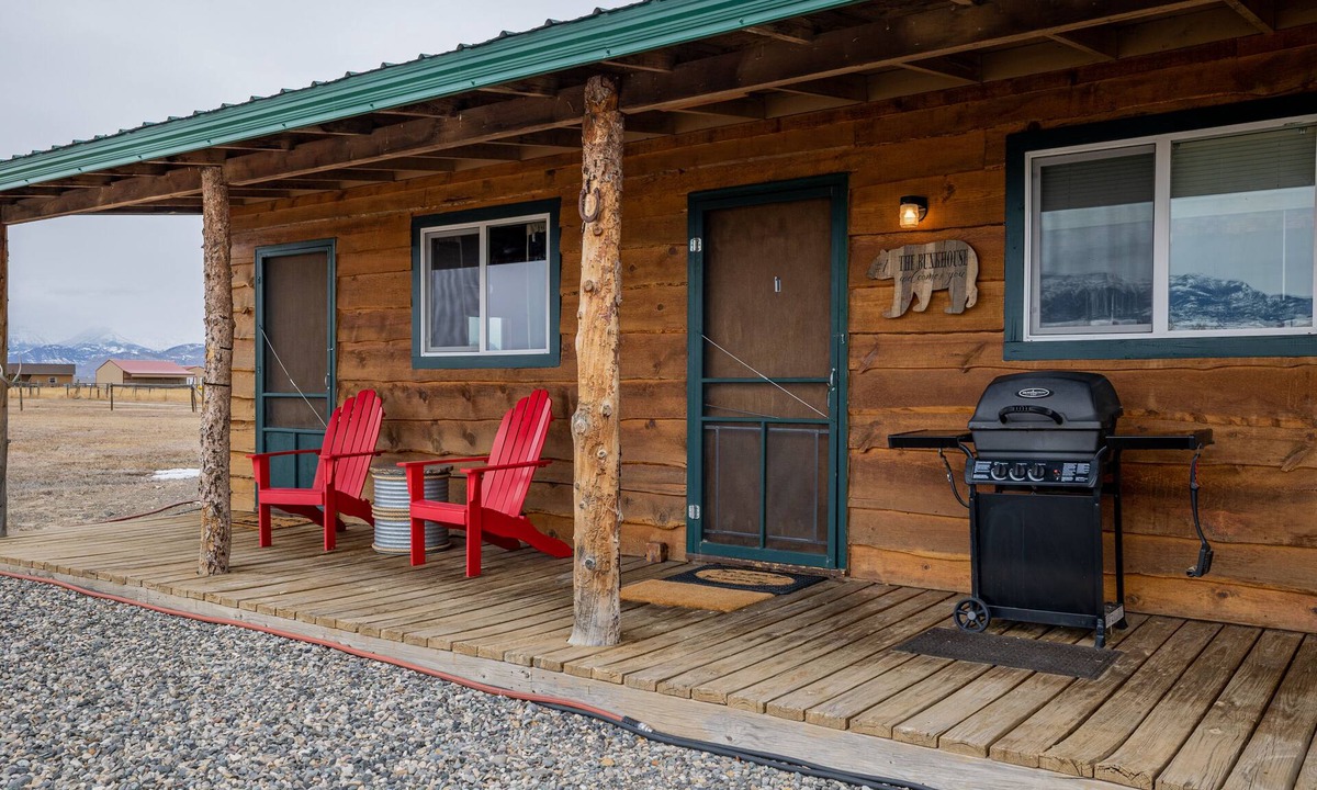 Cody Apartment | Cowboy Bunkhouse #1- 10 minutes from Cody, Western Charm and Comfort!