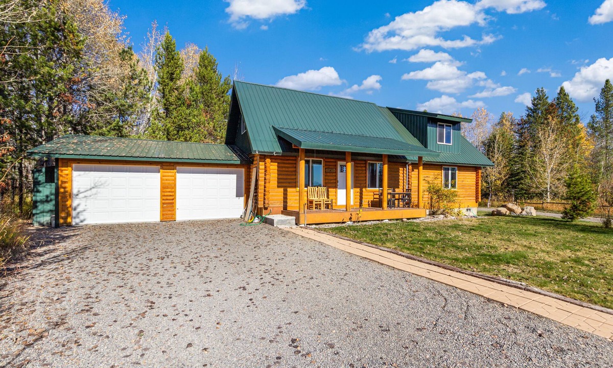 Ashton Cabin | Cozy 2-bedroom cabin in perfect Ashton with cool AC