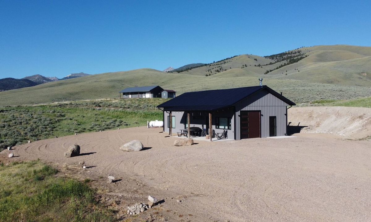 Beaverhead County Cabin | Cozy 2 bedroom cabin with loft in Polaris sleeps 6