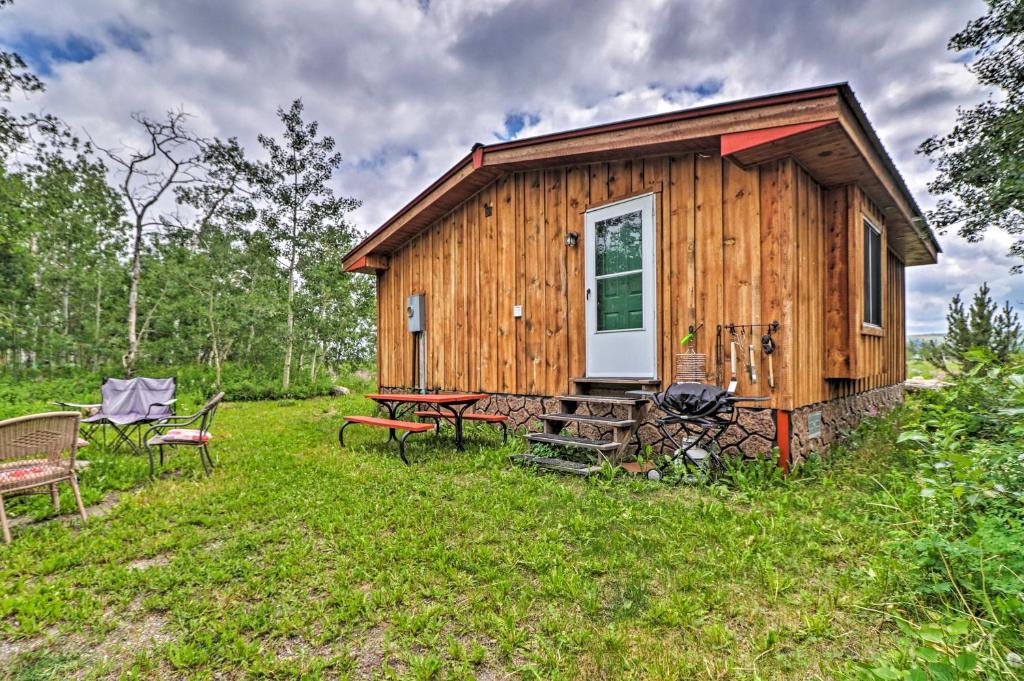 Babb House | Cozy Duck Lake Cabin Near Glacier Natl Park!