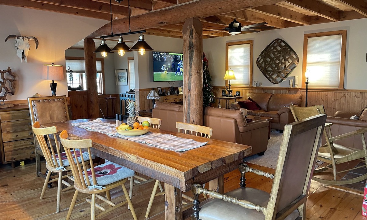 McAllister House | Cozy Log-beamed cabin near Yellowstone and Ennis’ World class Madison River