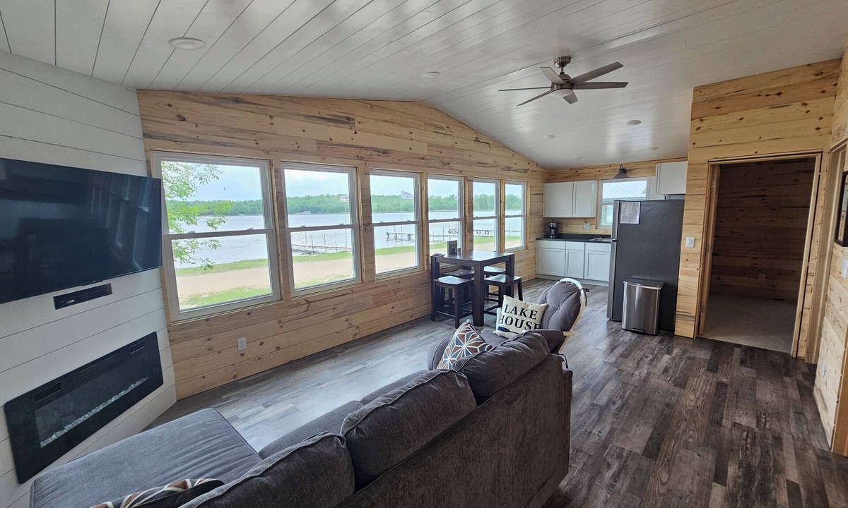 Nevis Cabin | Crow Crest Lodge Resort #6 Waters Edge, Stunning Sunsets, Family Getaway