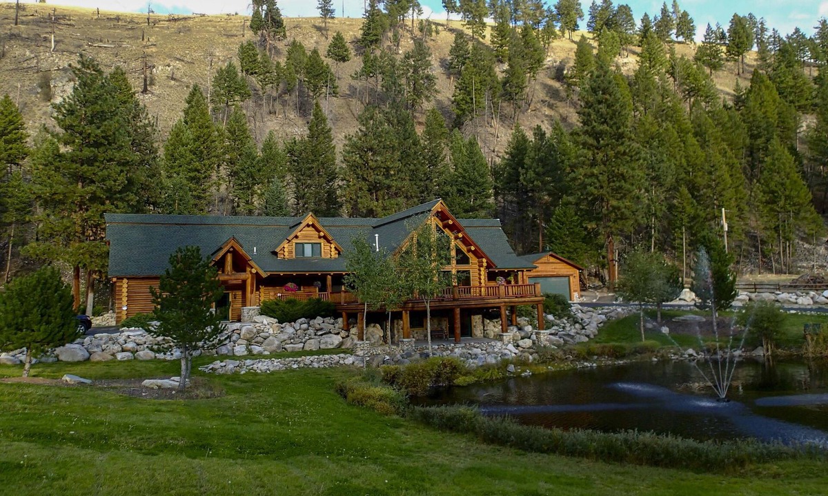 Conner Cabin | Custom Bitterroot Valley Cabin w/Hot Tub & Views!