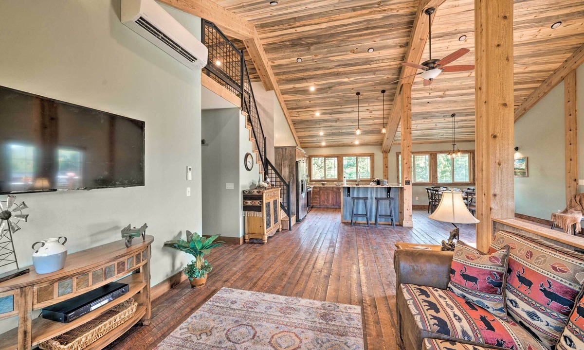 Livingston Apartment | Custom Livingston Apt w/Balcony + Mountain Views!