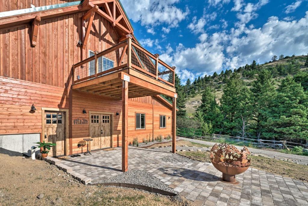 Livingston Apartment | Custom Livingston Apt with Balcony and Mountain Views!