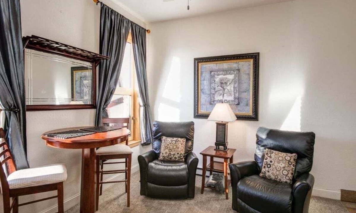 Downtown Bozeman Condo | Cute flat in Downtown Bozeman w/high ceilings & great location - Smart and Sassy on Main Street!
