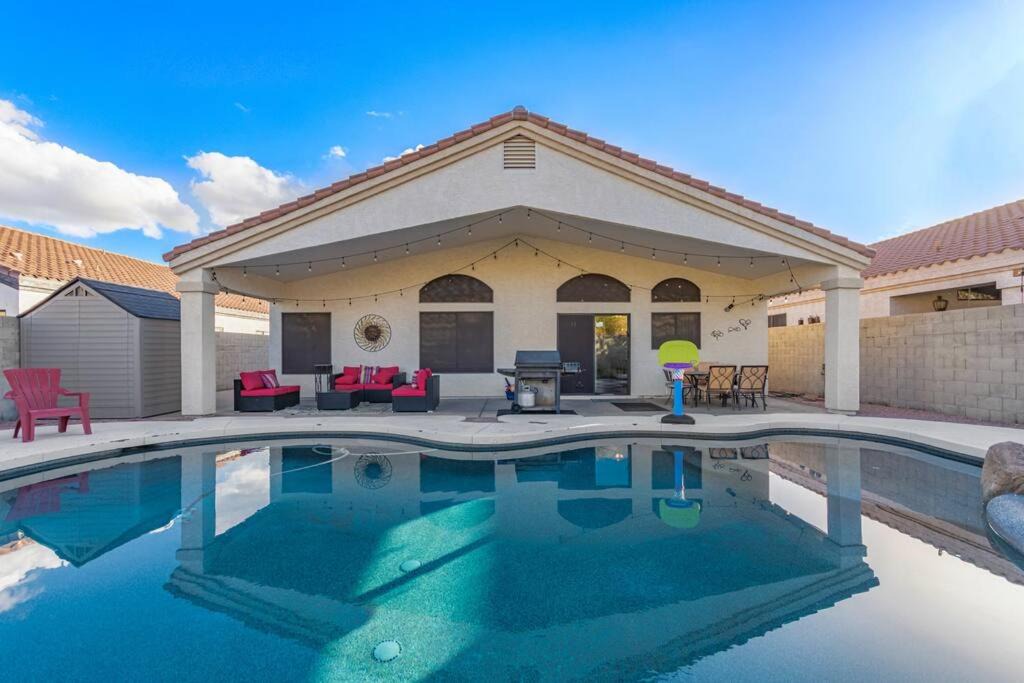 Chandler House | Desert Dame CHIC Family Retreat FREE POOL HEAT!