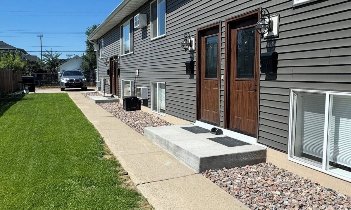 Williston Apartment | Downtown 2BR - Fast WiFi-Easy Parking -Self Check-in
